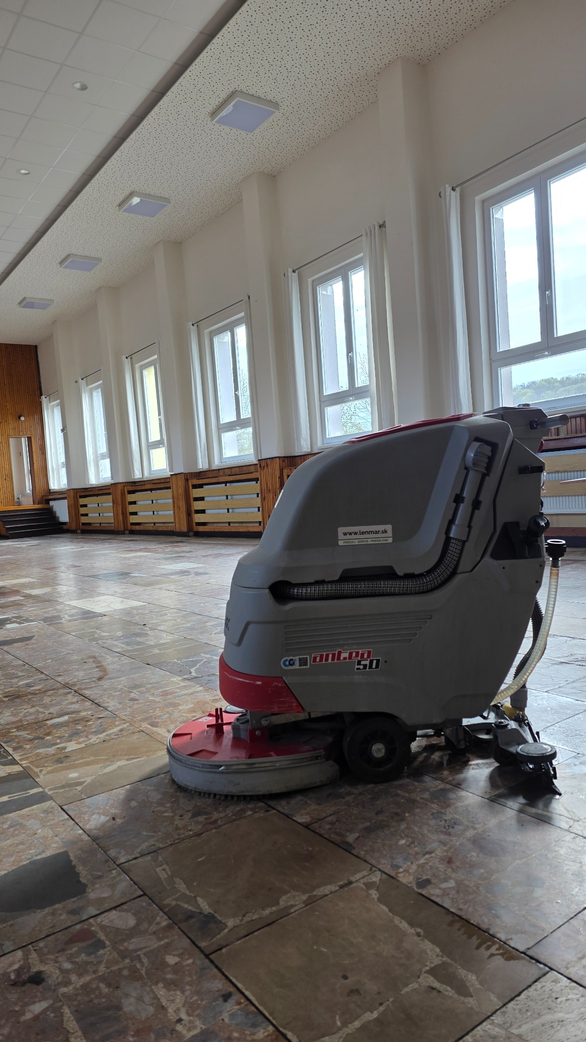 Podlahový automat pri strojovom čistení podlahy v sále – UDEX