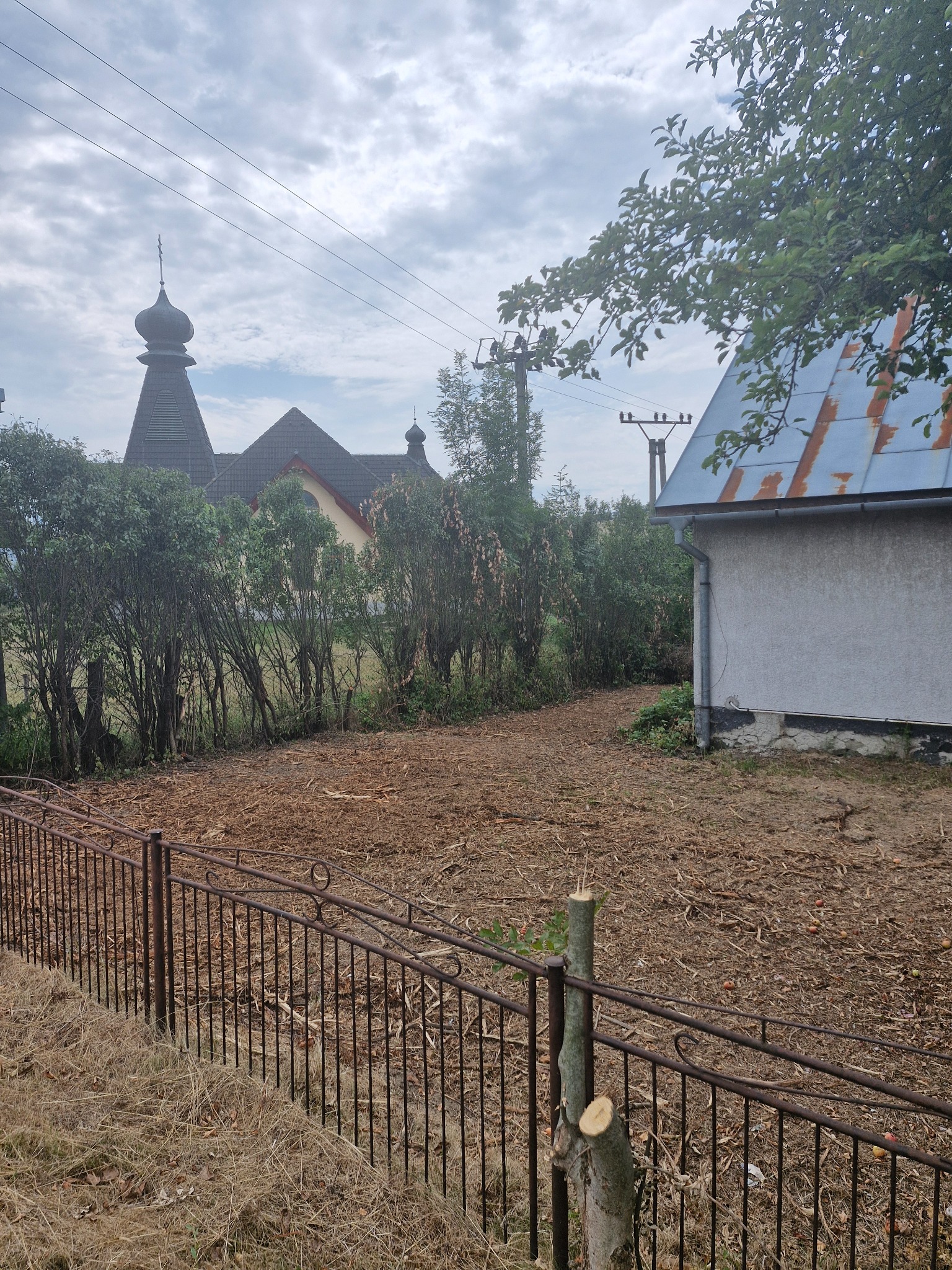 Rovnaký pozemok pri dome po odstránení hustého porastu
