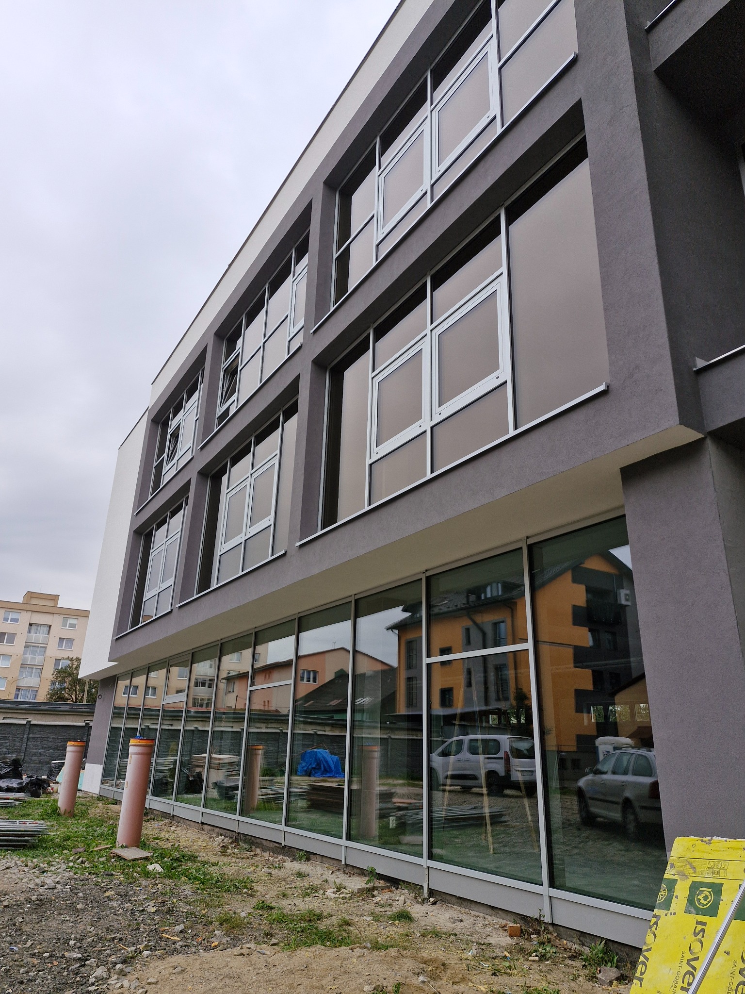 Viacpodlažná budova s veľkými presklenými plochami